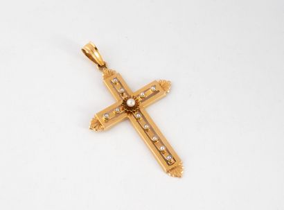 null Croix en or jaune (750) à décor ajouré et ponctué de petites perles de cultures...