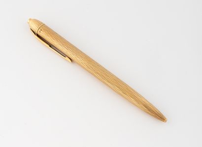 Ballpoint pen with grooved gold barrel (750).
Marked...