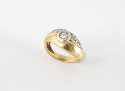 null Bague à motif de deux anneaux croisés ors gris et jaune (750) centrée d'un diamant...