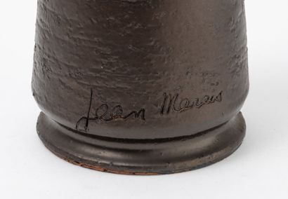 Jean MARAIS (1913-1998) Pichet.
En terre cuite émaillée noire à lustre métallique.
Signée.
H....