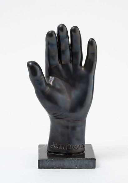 Jean MARAIS (1913-1998) Main.
En terre cuite émaillée noire à lustre métallique.
Signée.
Socle...