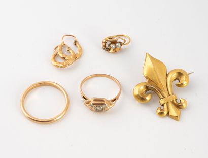 null Lot de bijoux comprenant :
- Une bague en or rose (750) sertie d'une petite...