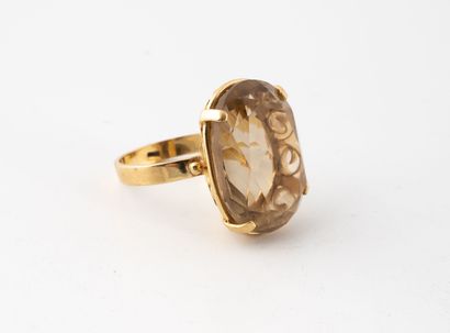 Yellow gold (750) ring set with a large claw-set...