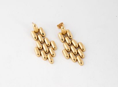 null Paire de pendants d'oreilles en or jaune (750) à maillons articulés.
Poids total:...