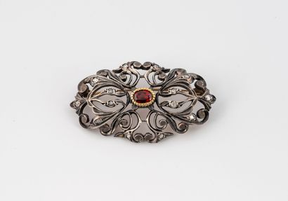 Plate brooch in silver (800) and rose gold...