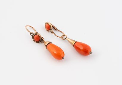 null Pair of yellow gold (375) earrings set with drop-shaped red coral (Corallium...