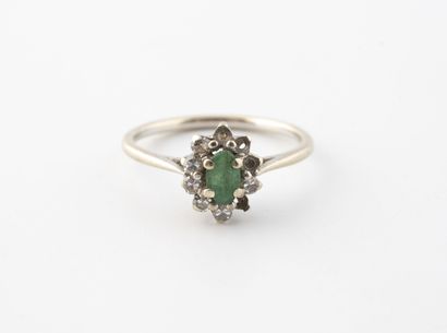 Small white gold (750) daisy ring centered...