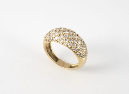null Bague jonc bombé en or jaune (750) pavé de petits diamants taille brillant en...