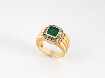 Yellow gold (750) ring centering an emerald...