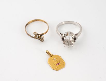 null Lot de bijoux comprenant : 
- Une monture de solitaire en or gris (750) et platine...