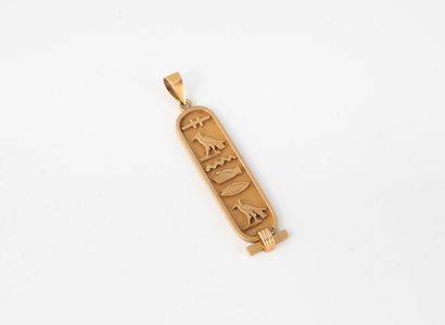 null Pendentif plaque en or jaune (750) ornée de hiéroglyphes dans un cartouche.
Poids...