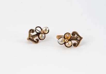 Pair of yellow gold (375) earrings in the...