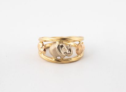 Three-tone (750) gold ring with openwork...
