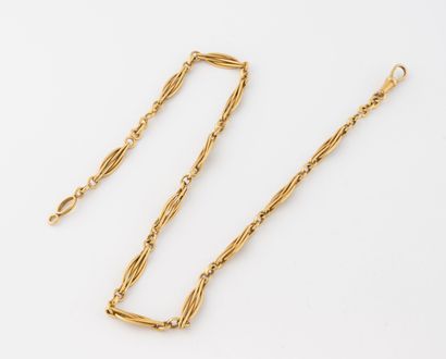 Watch chain in yellow gold (750) with oval-shaped...