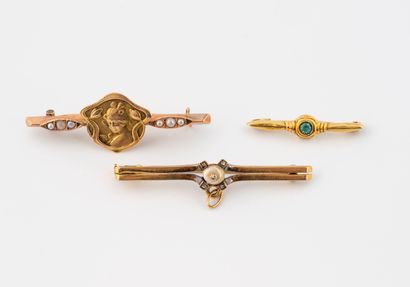 Three brooches :
- two in yellow gold (750)...