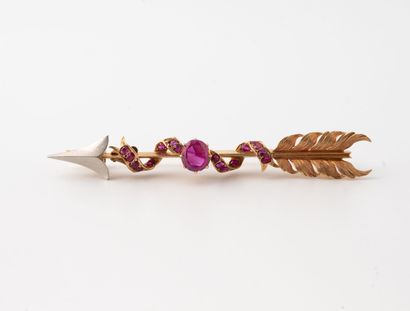 Arrow-shaped brooch in yellow, white and...