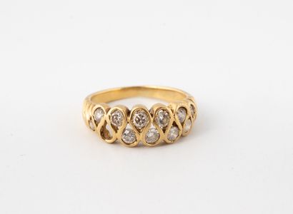 Small ring in yellow gold (750) with a wave...