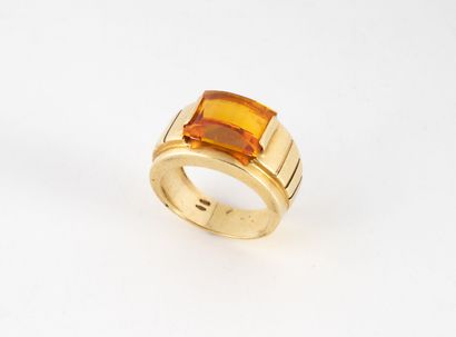 Yellow gold (750) ring set with a rectangular,...