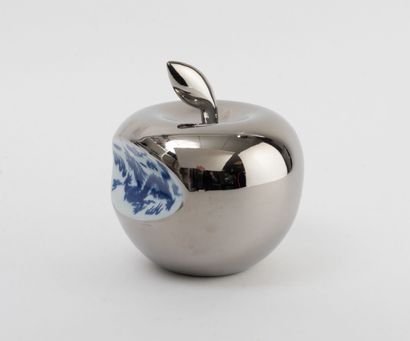 Li LIHONG (1974) Apple China.
Épreuve en porcelaine émaillée version "silver".
Signée...