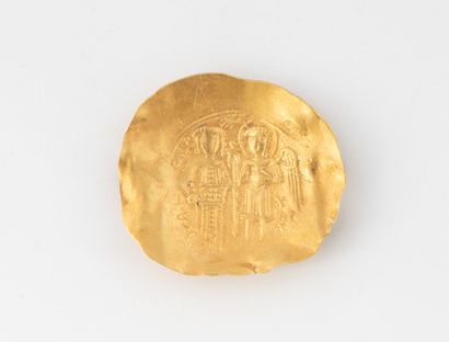 ISAAC II (1185-1195) Hyperpéron d'or. 4,31 g.
Isaac et saint Michel debout de face.
R/...