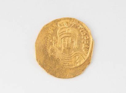MAURICE TIBÈRE (582-602) Solidus or. Constantinople. 4,36 g.
Son buste casqué de...