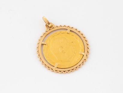 null Pendentif en or jaune (750) centrée d'une médaille commémorative en or jaune...