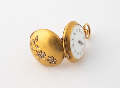 Petite montre de col en or jaune (750).
Cadran...