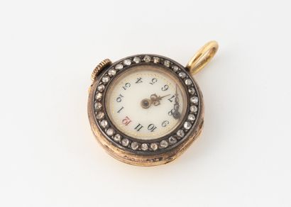 null Petite montre pendentif en or jaune (750).
Cadran émaillé crème, index à chiffres...