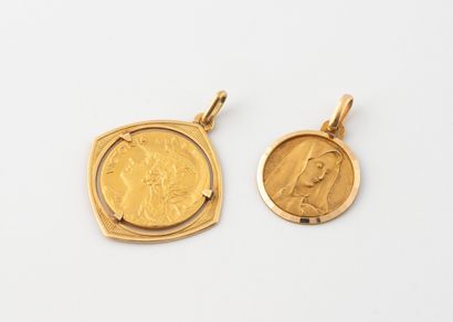 Lot de deux médailles en or jaune (750) :...