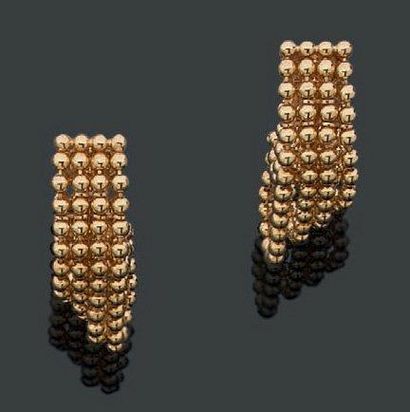 CARTIER Paire de clips d'oreilles en or jaune ornés de chaînettes perlées. Signé...