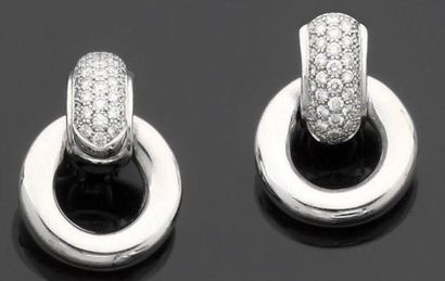 CHAUMET Paire de pendants d'oreilles en or gris formés chacun d'un anneau lisse retenu...