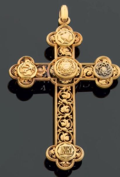 null Pendentif croix en or, à décor ajouré de rinceaux de vignes et appliqué de dix...