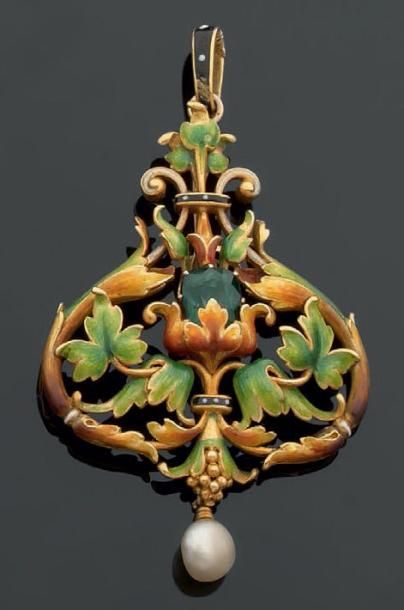 Attribué à Lucien FALIZE (1842 - 1897) Délicat et rare pendentif de col en or découpé,...