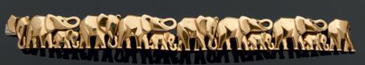 CARTIER Bracelet en or, composé de maillons articulés stylisant un groupe d'éléphants...