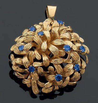 null Clip de revers en or guilloché remonté en pendentif représentant un chrysanthème...