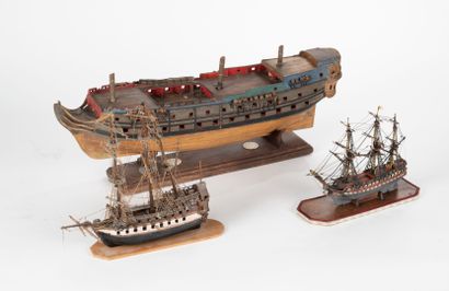 Trois maquettes de vaisseaux de ligne : - une d'une coque de trois ponts, de type...