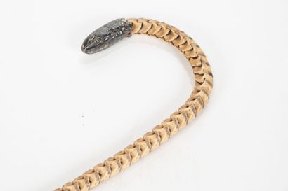 null Canne en vertèbres de serpent.
Pommeaux à tête de serpent en argent (min. 800)...