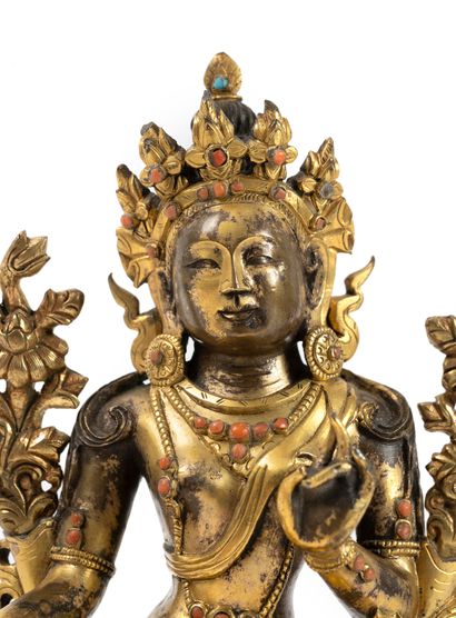 CHINE - Epoque QIANLONG (1736-1795) Statuette de Tara verte en bronze doré et incrustée...