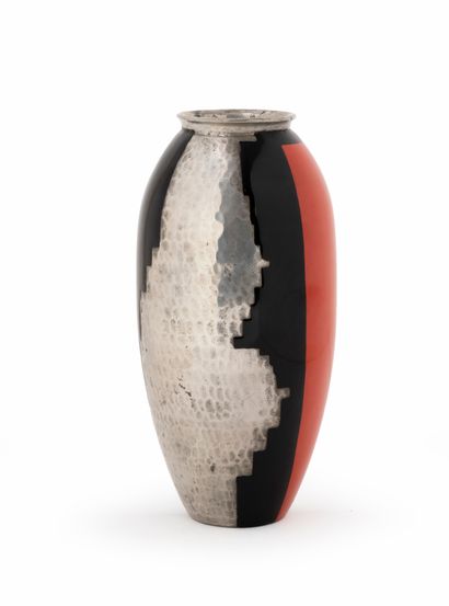 Jean DUNAND (1877-1942) Vase ovoïde à col, circa 1925.
En étain martelé à décor géométrique...