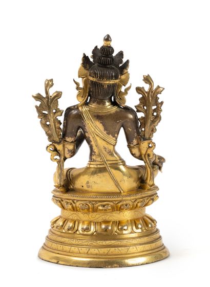 CHINE - Epoque QIANLONG (1736-1795) Statuette de Tara verte en bronze doré et incrustée...
