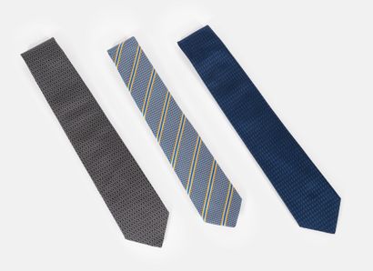 HERMES Lot de 3 cravates en soie :
Modèles File indienne marine et noir - Unizp gris...