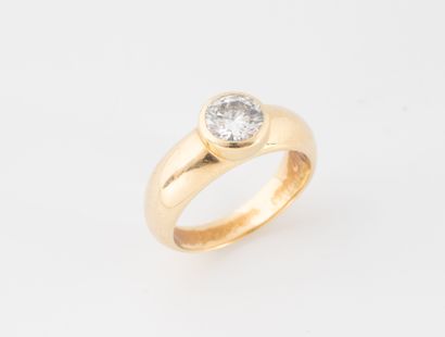 null Bague jonc en or jaune (750)ornée d'un diamant taille moderne en serti clos.
Poids...