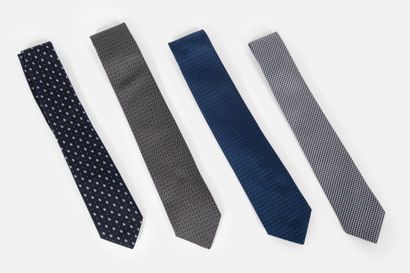 HERMES Lot de quatre cravates en twill de soie :
- File indienne noir sur fond bleu...