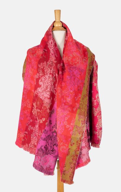 KENZO Écharpe en laine et soie à motifs floraux sur fond à dominantes rose, kaki...