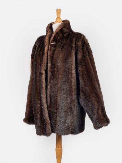 REVILLON Manteau court en vison brun, fermeture à crochet à et col cheminée.
Doublure...