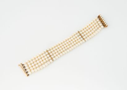 null Bracelet à 5 rangs de perles de culture blanches alterné de deux barrettes d'or...
