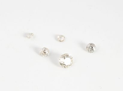 null Cinq diamants de taille ancienne sur papier. 
Poids du principal : 0.54 carat...