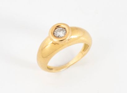 null Bague en or jaune (750) ornée d'un diamant taille brillant en serti clos. 
Poids...