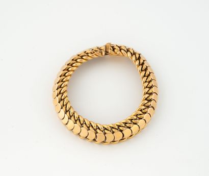 null Bracelet ruban en or jaune (750) à maille articulée tressée et centré d'une...