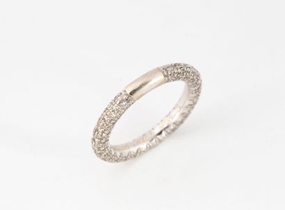 MIKIMOTO Alliance texturée en or gris (750) ponctuée de petits diamants de taille...